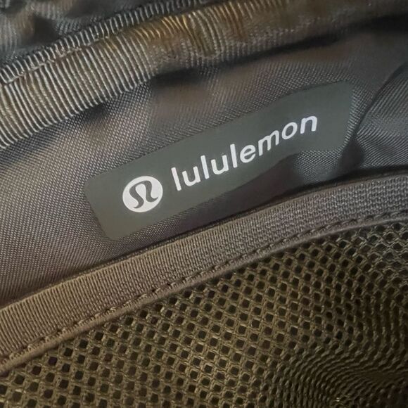 NWT Lululemon Everywhere belt bag in Grey Sage with free small Lululemon tote! - Picture 4 of 13